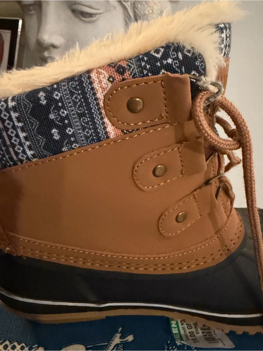 Khombu tan lace